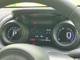 速度や燃料残量などの情報を運転席から確認しやすく、日々の走行に役立ちます。円形メーターと中央表示に情報がまとまり、乗車中に必要な表示を把握しやすいレイアウトです。