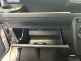 ちょっとしたところは収納ボックスにもなっています。車内はサイズも決まっているので、収納が少ないと思っているアナタ!ご安心ください。さまざまなところに収納が隠れているんです♪