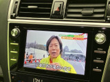 画面で映像コンテンツを楽しめる装備です。停車中の休憩時間などにテレビを視聴でき、車内で過ごすひとときを快適に演出します。操作ボタンも画面脇にまとまっています。