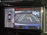 【パノラミックビュー&バックビュー】駐車時の安全確認を行うために車両上方からの映像と後方カメラからの映像を同時に表示するモードです。