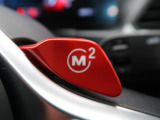 【M2スイッチ】ドライバーが事前に設定した好みの走行モード(エンジンレスポンス、サスペンション設定などを瞬時に呼び出し可能です。