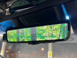 【デジタルインナーミラー】後席の大きな荷物や同乗者で後方が確認しづらい時でも安心!カメラが撮影した車両後方の映像をルームミラー内に表示。クリアな視界で状況の確認が可能です!