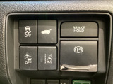 Hondaセンシング用の、VSA(ABS+TCS+横滑り抑制)解除と路外逸脱抑制機能のオンオフスイッチなどはハンドルの右側に装備しています。