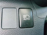 オートマチックハイビームとは、先行車や対向車のライトを認識し、ハイビームとロービームを自動で切り替える機能です。夜道の視界を確保します。詳細は店舗コンサルタントまでおたずねください。