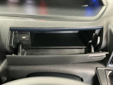 【インパネアッパーボックス】サッと取り出せてサッとしまえる、運転席の目の前にはボックスが装備されております!薄型のボックスティッシュなど収納可能☆