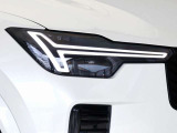 ひときわ印象的なT字型のLEDヘッドライトは、新世代のボルボを象徴するユニークなアイコンとなっています。LEDデイタイム・ランニング・ライトやポジションライト、ウインカーの役割も果たします。