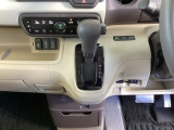 足元スッキリ、インパネシフトです。パーキングブレーキはフットブレーキタイプなので、運転席と助手席の間がスッキリしています。