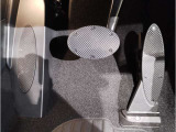 【ペダル】BMWはオルガン式アクセルペダルを採用しています。踏み込む足とペダルが同じ軌跡を描くため、かかとがずれにくく、アクセルコントロールがよりしやすくなるメリットがあります。