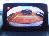 後退時の確認を補助し、駐車時に役立つ装備です。