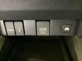 アクセサリーソケットはUSBのアダプターなどをつければ、スマホの充電にも使えます。横にはナビゲーション用の外部入力可能なUSB端子などがついており、周辺には物が置けるボックスがついています。