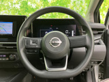 ステアリング上に複数のスイッチが配置され、運転姿勢を保ちながら手元で操作できます。メーターやナビ画面と合わせて使えるため、視線移動を抑えて機能を活用したい方に便利です。