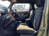 前席は身体を預けやすい形状で、運転席から前方を見渡しやすい室内です。シートやドアまわりの色使いに統一感があり、毎日の移動を落ち着いてお楽しみいただけます。