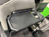 飲み物や食べ物を気軽に置ける格納式シートバックテーブルを、運転席と助手席の背もたれにご用意。車内の休憩も快適です!