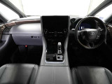 上質で落ち着いた印象のインパネ。視界も広々で運転しやすいです。