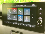 画面にはナビやオーディオ、電話などのメニューが並び、アイコン表示で選びたい項目を確認しやすい構成です。ホームや戻るボタン、音量調整部も備わり、日々の移動中に使う機能へアクセスしやすく便利です。
