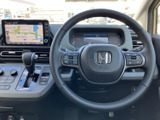 左右のスポークに複数のスイッチを配し、手元で扱える機能が充実しています。メーターを見渡しやすい位置にまとまり、運転中も視線移動を抑えやすい配置です。
