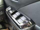 運転席ドアには各ウインドウの集中操作が可能となっています。