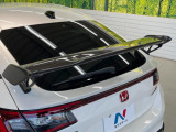 【カタログオプションテールゲートスポイラー(カーボン)】ディーラーオプションのカーボンウイング付!大きさのギャップに軽さを備えた装備です♪