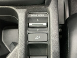 上り坂でブレーキペダルを踏んで停車した時、自動的に電動パーキングブレーキが作動するヒルホールドスイッチです!