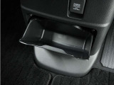 ◆センターロアボックス◆インパネ中央の下部には、ごみ箱としても使用する事ができるセンターロアボックスを装備しております。