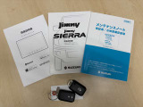 取扱説明書とスペアキーがございます。