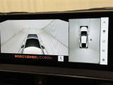 パノラミックビューモニターを装備。駐車場や交差点でクルマを真上から見るように周囲を確認できます。機能の詳細は販売店スタッフまでおたずねください。