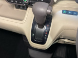 自然に手が届く距離に配置されたシフトレバー。