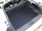 後席使用時でも、十分な荷室空間を確保しております。
