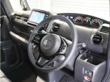 ◆視界広々で非常に運転しやすくロングドライブでも疲れを感じさせないすっきりとまとまったインパネ周りです。