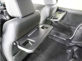 ◆シートバックテーブル◆フロントシートの背面に後席用のテーブルがついています。小物が置けて!カップホルダーもあります、ドライブ中や休憩時にも便利なテーブルです。