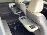☆休憩時のちょっとした小物置きに使える、前席背面の格納式テーブル。便利なコンビニフック付。※走行中は必ずコンビニフック付シートバックテーブルを格納してください☆