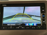 リバースギアに入れるだけで後方の表示へ切り替わります。夜間や雨の日の駐車も楽になりますよ。