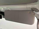 運転席(チケットフォルダー付き)・助手席サンバイザー。眩しい日差しをシャットアウト!