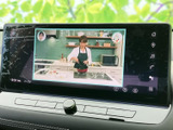 大きな画面でテレビ番組を楽しめる装備です。停車中の休憩時間などに映像を視聴でき、待ち時間を過ごす際にも活用いただけます。車内での時間をより充実させたい方にうれしいポイントです。