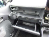 車検証入れとしても大助かりの助手席グローブボックスです。