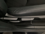 手動のレバーを使って、シートの高さや背もたれの角度を変えることができます。