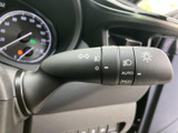 レバーには各種マークが見やすく表示され、操作内容を確認しやすい配置です。運転席から手元で扱えるため、走行中も前方への注意を保ちながら操作できます。