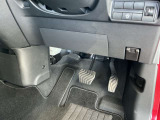 駐車ブレーキは指で操作する電動式です