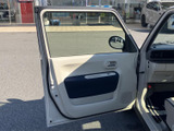 窓まわりから室内へ光が入り、明るく開放的な雰囲気のドア内装です。濃色のパネルが配色のアクセントとなり、下部には小物を置けるスペースも備わっています。