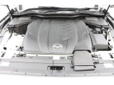 エンジンルームの樹脂部分は丁寧に磨いてツヤをだしています。当社の中古車のエンジンルームクリーニングはとても自信があります★