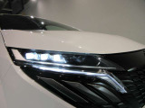 アダプティブLEDヘッドライトシステムです対向車や先行車に照射しないよう自動でハイビームの照射範囲を切り替えます 夜間走行時とても役立ちます