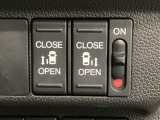 【両側パワースライドドア】両側がパワースライドドアになっており、運転席のスイッチやスマートキーでも開閉が可能です!開口部も広いので乗り降りも楽々♪