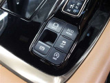 「HOLD」スイッチを押し、システムONの状態にしておくことで、渋滞や信号待ちなどでブレーキを踏んで停車した時にブレーキを保持。アクセルを踏むと解除されます。