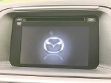 【マツダコネクトナビ】車内の雰囲気にマッチした一体型タイプのナビ。各種車輌設定やBluetooth再生等、様々な機能が楽しめます。直感的なダイヤル操作が可能で、使い勝手も良好です。