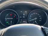 速度や燃料残量、シフト位置などの情報がまとまり、運転中にも必要な表示を確認しやすい配置です。中央の表示も見やすく、日々の運転で状況を把握するのに役立ちます。