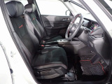運転席、助手席ともに広々しています。また足元の広さだけでは無く、シートもセパレートで大きめにしていますので体をしっかりと支え、長時間運転でも疲れが出にくい設計にしています。