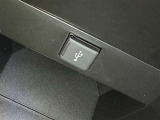 充電用USB端子付き。スマートフォンなどの充電に便利です。