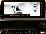 パノラミックビューモニター付きです。車両を上から見たような映像をディスプレイオーディオ画面に表示。運転席からの目視だけでは見にくい、車両周辺の状況をリアルタイムでしっかり確認できます。
