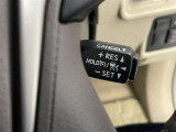 クルーズコントロール機能が付いています。 速度を設定するとアクセルを踏まなくても一定の速度で走ることができます。  高速道路ではとても便利な装置なんです。