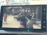 画面には映像コンテンツが表示され、対応する機器の情報を確認できます。画面まわりにはホームや音量などの操作表示もあり、機能を選びやすい構成です。